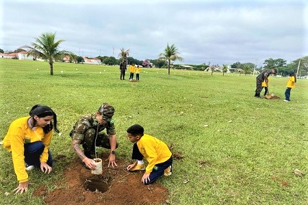 Alunos do PROFESP plantam árvores no CMO 3