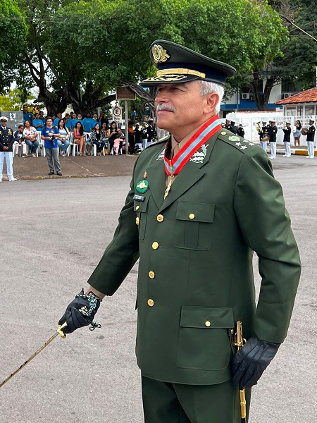 Comandante Militar recebe Medalha 6