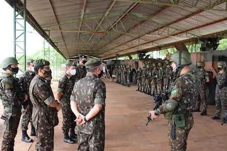 Comitiva do Estado Maior do Exercito visita o CMO 4