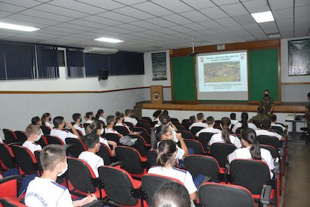 Gremio de Cavalaria do Colegio Militar visita 20 RCB 2