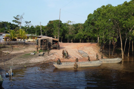 Militares realizam transposicao sobre o rio Amazonas 2