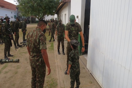 crianca de 7 anos que sonha em ser soldado 2