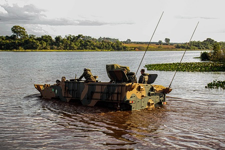 exercício no terreno com a VBTP Guarani 8