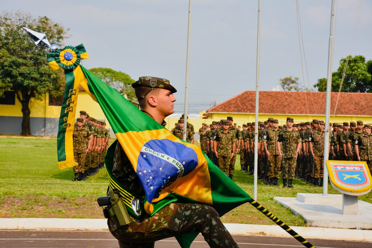 Soldados do 9º BPE realizaram o compromisso à Bandeira Nacional 2