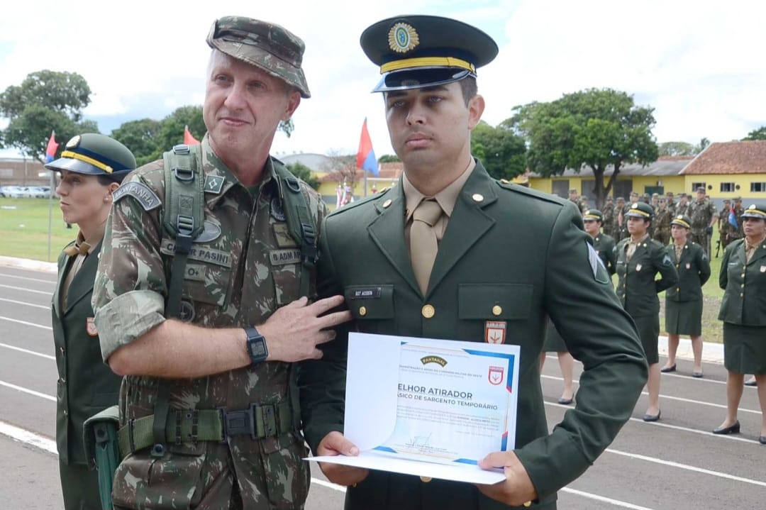 Exército Brasileiro - O 1º Grupo de Artilharia Antiaérea - Rio de  Janeiro/RJ - realiza formatura de conclusão do Estágio Básico de Sargentos  Temporários EBST 2013.